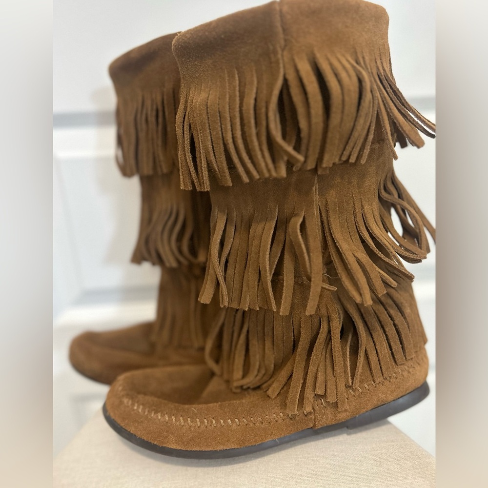 Minnetonka 3-Layer Fringe Boot size 9